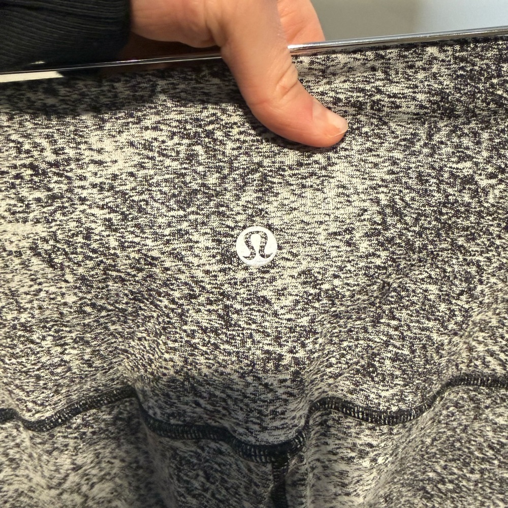 Lululemon High-Waisted Leggings 🍒🤍 - Picture 3 of 4